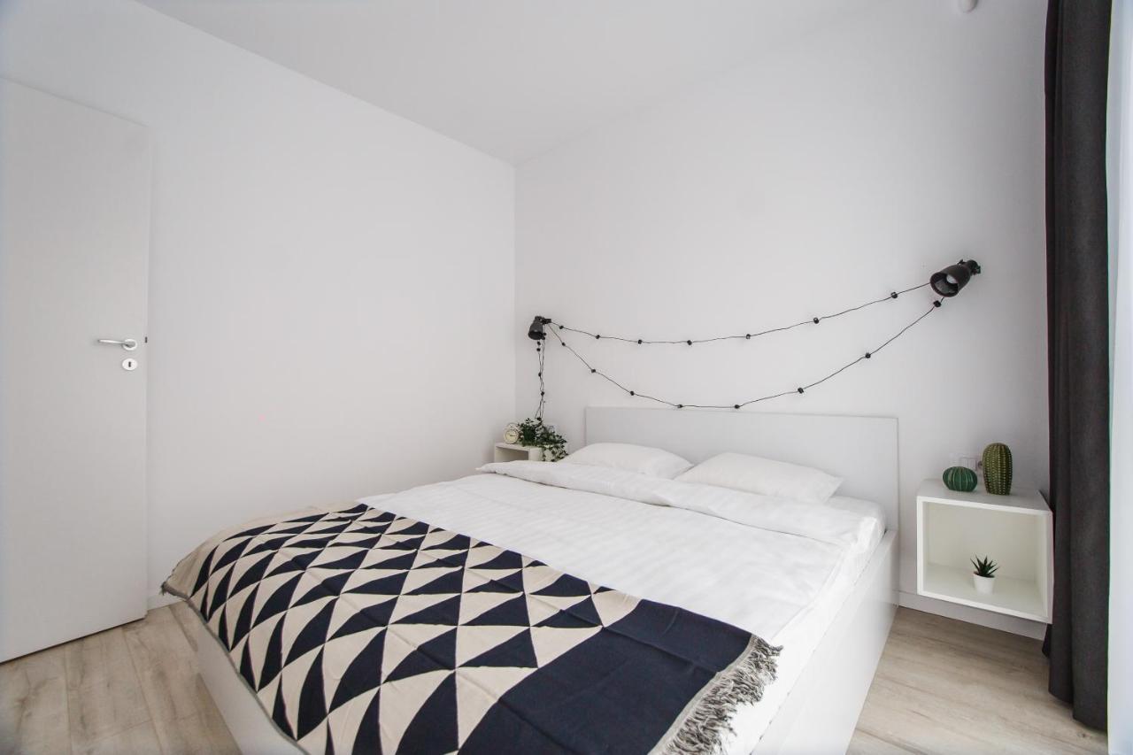 Trendy Apartment Near City Center Oradea Exterior photo