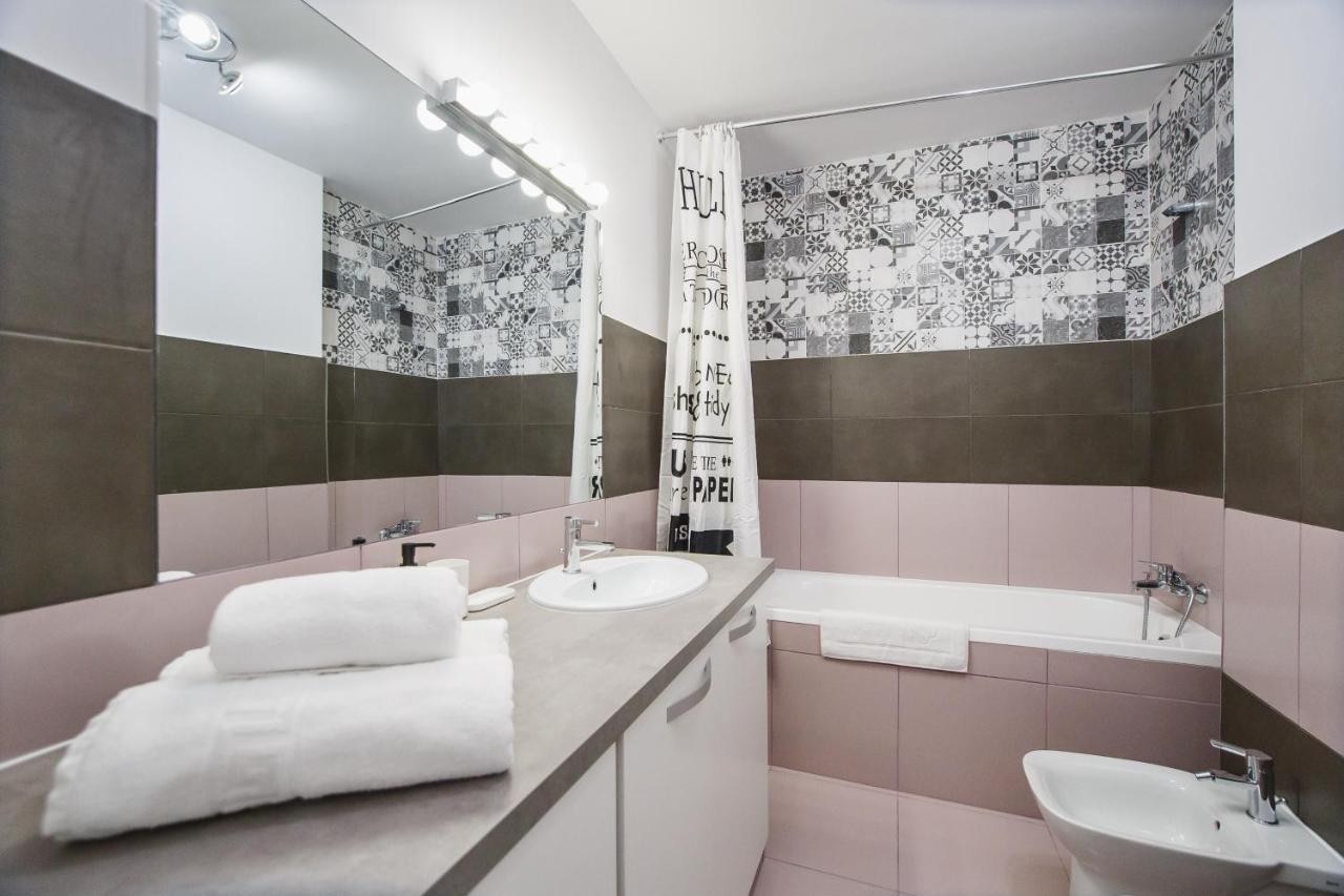 Trendy Apartment Near City Center Oradea Exterior photo